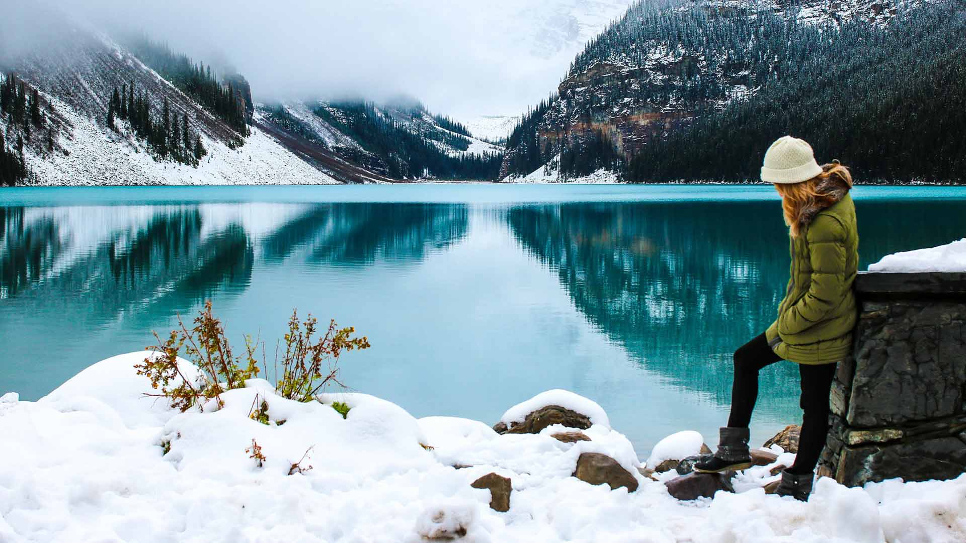 태양을 조사하면서 물 가까이