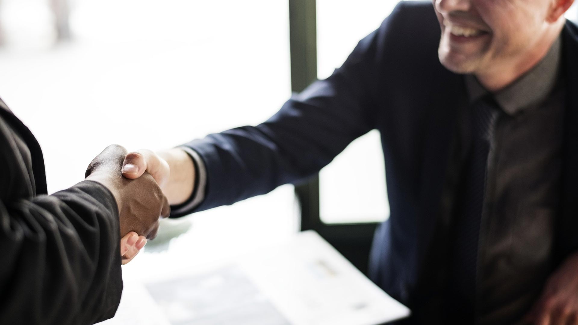 우리는 새로운 직원을 고용했습니다.